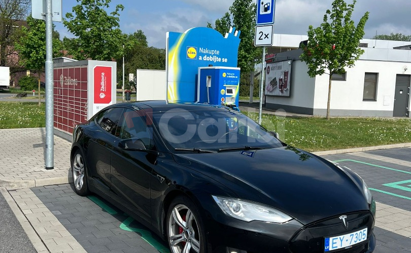 Tesla Model S P85d performance Free supercharging