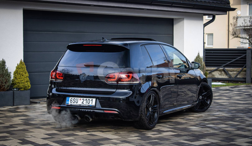 Volkswagen Golf R 2.0 TSI 4Motion 265kW, originál úprava APR, HF karbon sanie, DCC s nastavením