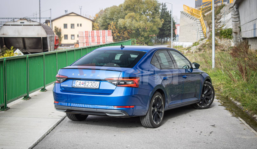 Škoda Superb 2.0 TDI 140kW Sportline, Matrix LED, Canton, DCC, El. ťažné, Supernova