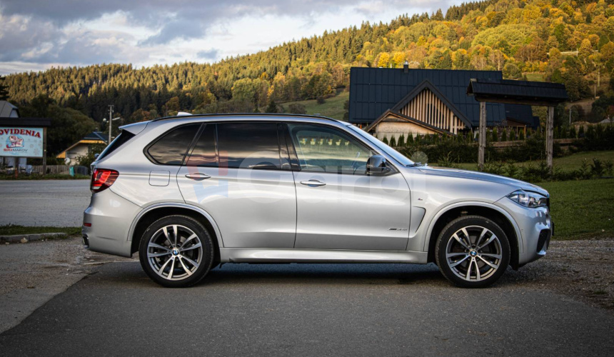 BMW X5 30d xDrive MPacket, LED svetlá, HUD, servis, ambientné osvetlenie