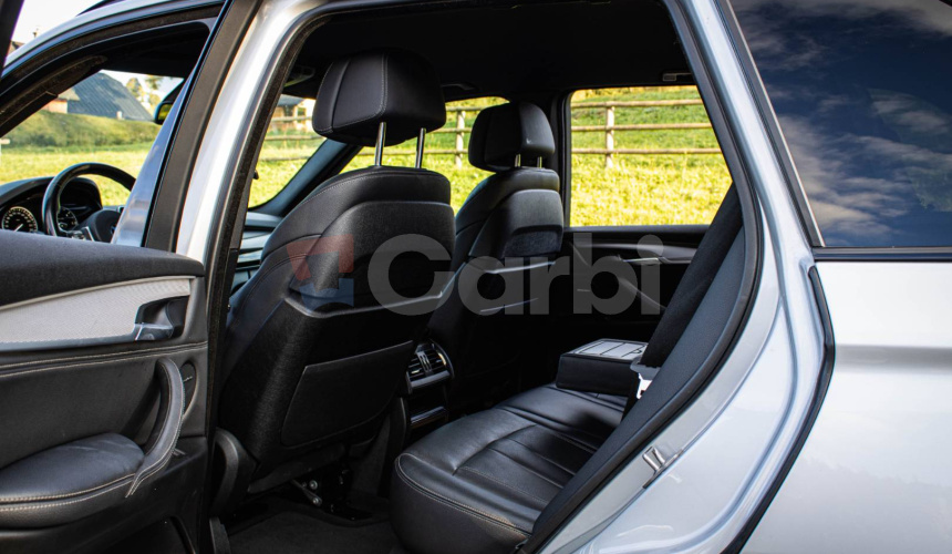 BMW X5 30d xDrive MPacket, LED svetlá, HUD, servis, ambientné osvetlenie
