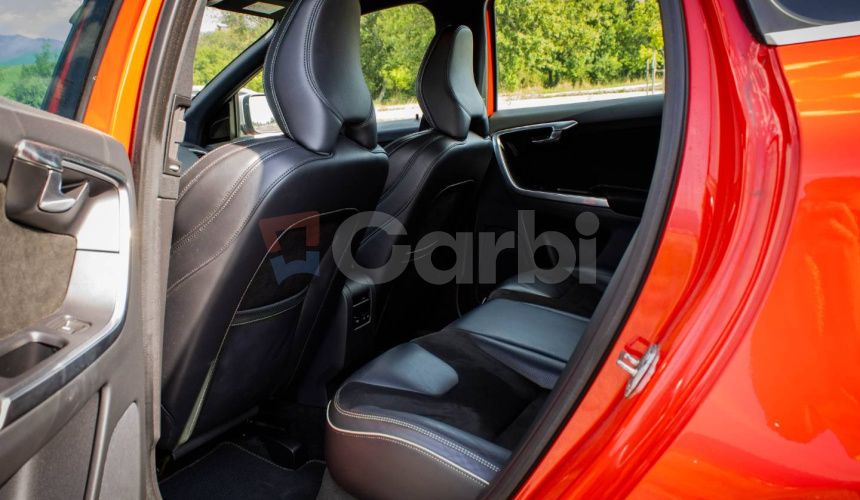 Volvo XC60 2.4L D5 AWD R-Design, 162kW, M6, 5d.