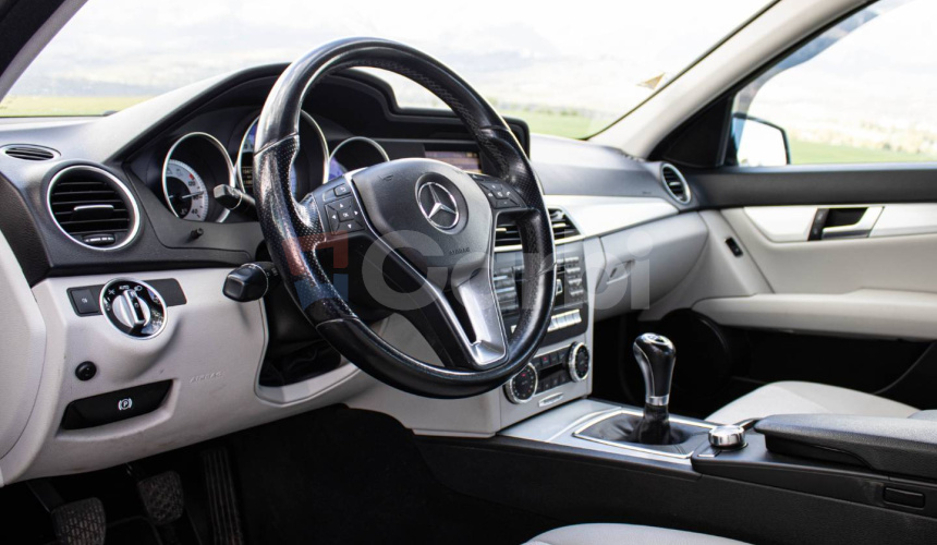 Mercedes-Benz C trieda Sedan