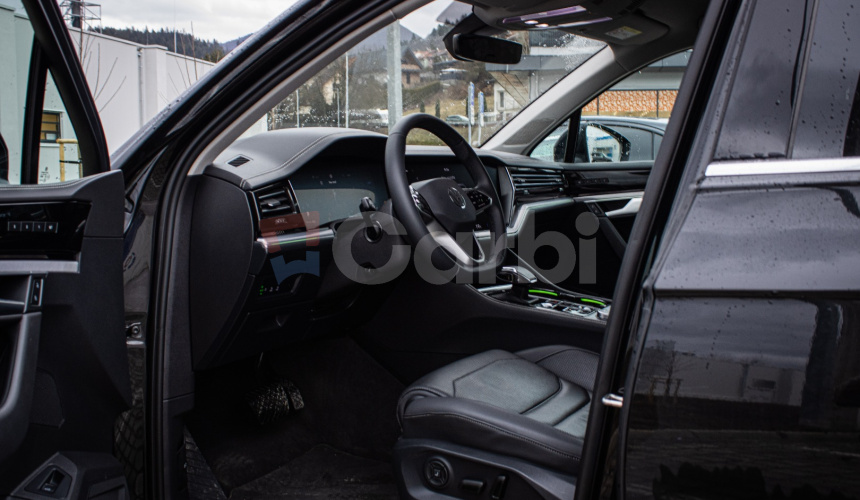 Volkswagen Touareg 3.0 V6 TDI 210kW, Masáž, Webasto, HUD, nočné videnie, softclose, ťažné