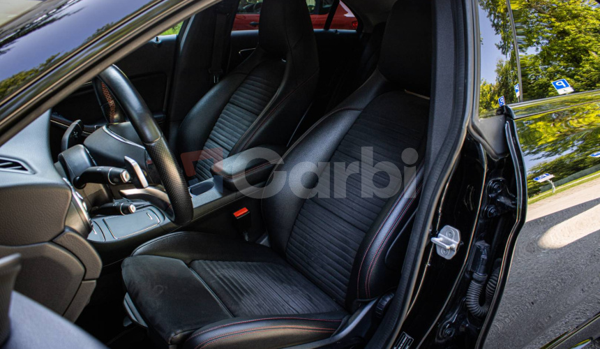 Mercedes-Benz CLA Kupé 180 AMG Line, Slovenské, Night package, Keylles, Apple car play, Kamera