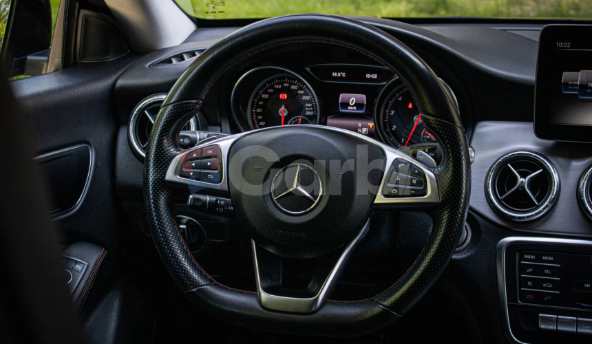 Mercedes-Benz CLA Kupé 180 AMG Line, Slovenské, Night package, Keylles, Apple car play, Kamera