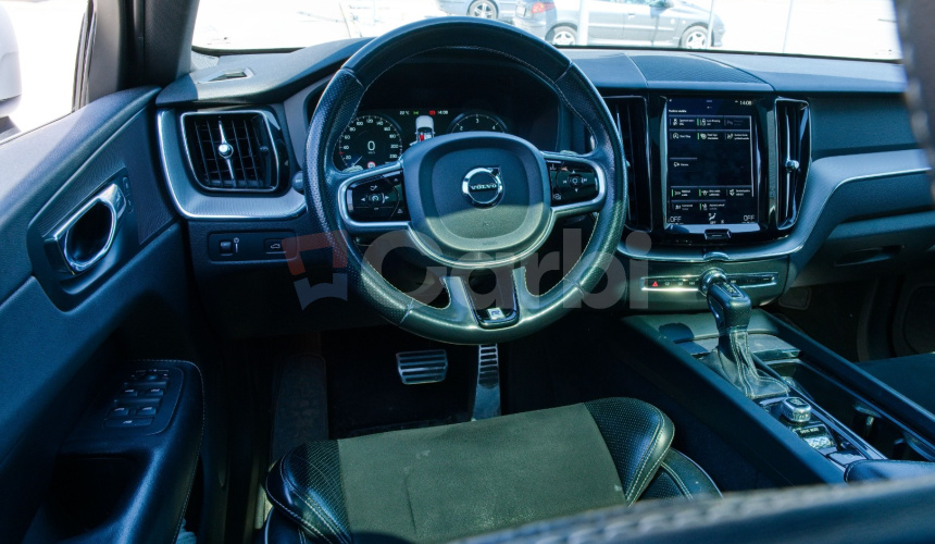 Volvo XC60 D5 R-Design AWD A/T8 173kW 235HP Strešné okno Top výbava modelový rok 2018