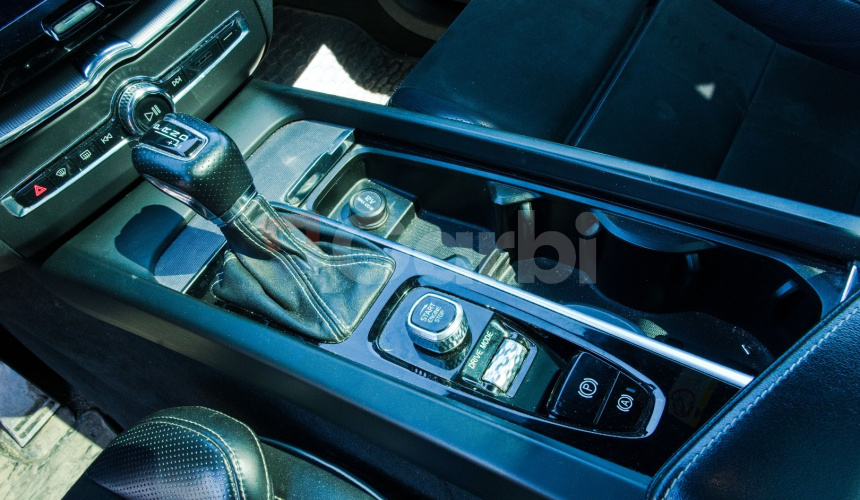 Volvo XC60 D5 R-Design AWD A/T8 173kW 235HP Strešné okno Top výbava modelový rok 2018