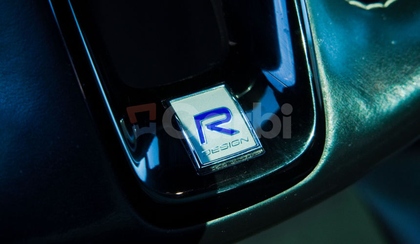 Volvo XC60 D5 R-Design AWD A/T8 173kW 235HP Strešné okno Top výbava modelový rok 2018