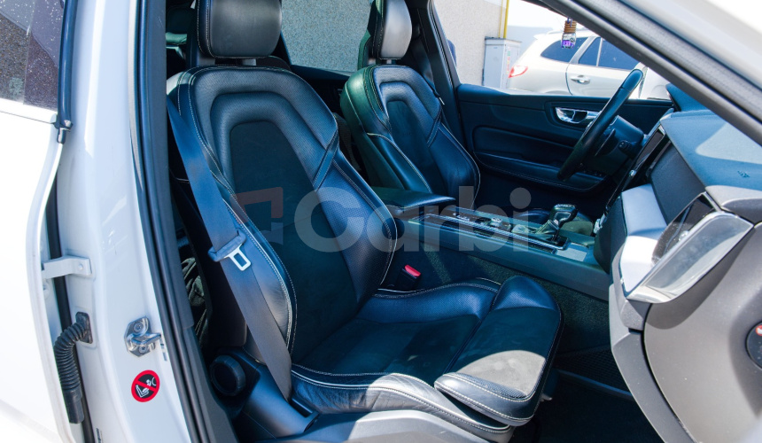 Volvo XC60 D5 R-Design AWD A/T8 173kW 235HP Strešné okno Top výbava modelový rok 2018