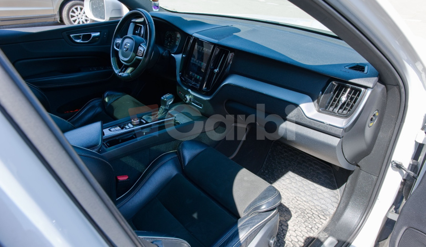 Volvo XC60 D5 R-Design AWD A/T8 173kW 235HP Strešné okno Top výbava modelový rok 2018