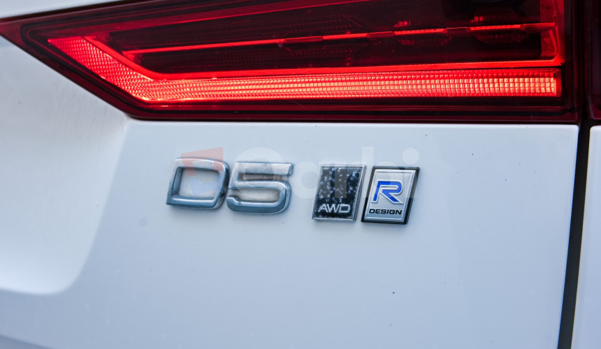 Volvo XC60 D5 R-Design AWD A/T8 173kW 235HP Strešné okno Top výbava modelový rok 2018