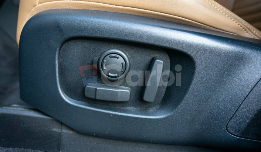 Land Rover Discovery 3.0 I6 D250 MHEV HSE AWD A/T 5+2