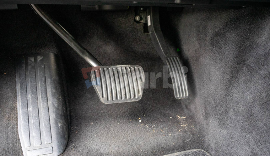 Land Rover Discovery 3.0 I6 D250 MHEV HSE AWD A/T 5+2