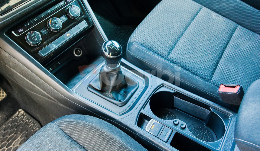 Volkswagen Touran 2.0 TDI SCR 150k 7miestne 6st. manuál Nelakované