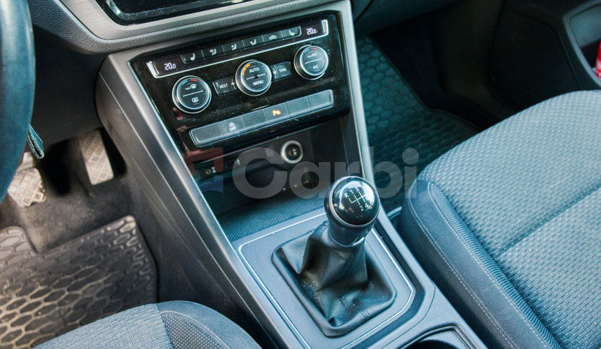Volkswagen Touran 2.0 TDI SCR 150k 7miestne 6st. manuál Nelakované