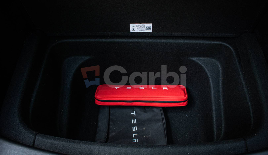 Tesla Model Y Long Range AWD, Biely interiér, Tepelné čerpadlo, Dvojité sklá