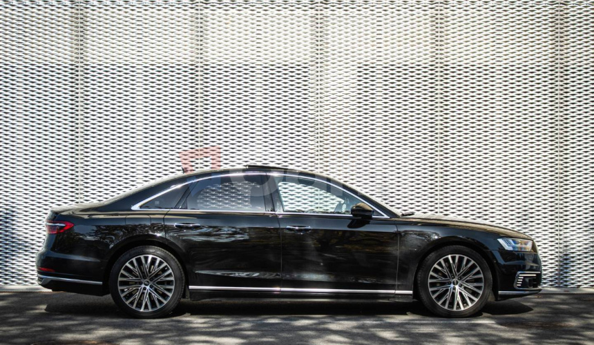 Audi A8 60 TFSI-e V6 a plug-in hybrid quattro tiptronic, nelakované, masáž, pano,webasto