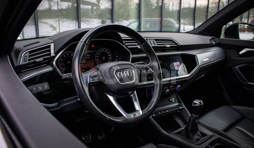 Audi Q3 35 1.5 TFSI S-line, 1. majiteľ, v záruke, Nelakované, Pano, Virtual, R20