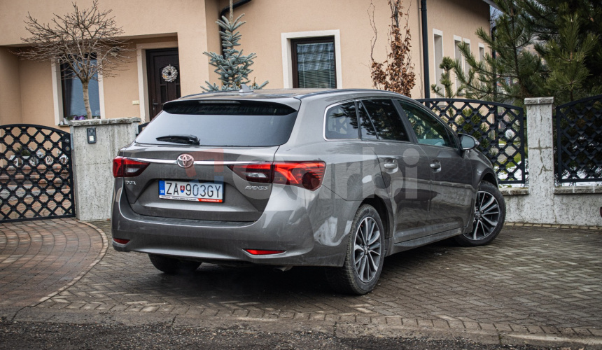 Toyota Avensis Combi 2.0 D-4D S&S Executive, Slovenské, pravidelný servis, kamera