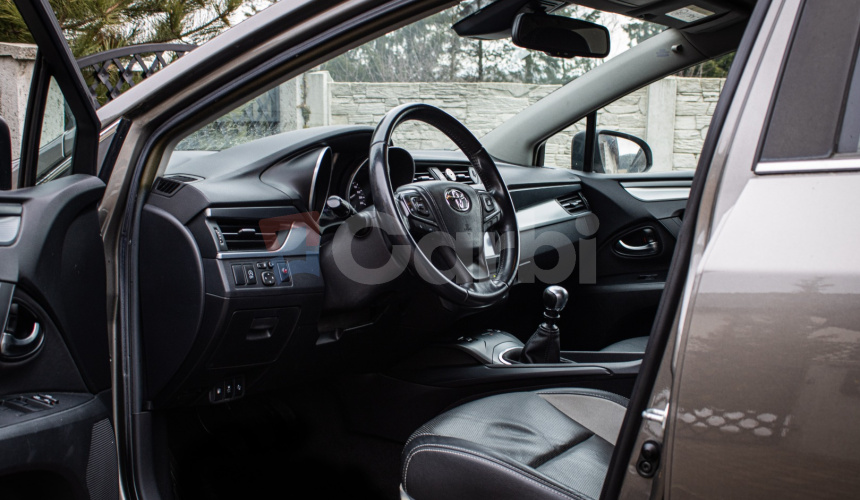 Toyota Avensis Combi 2.0 D-4D S&S Executive, Slovenské, pravidelný servis, kamera