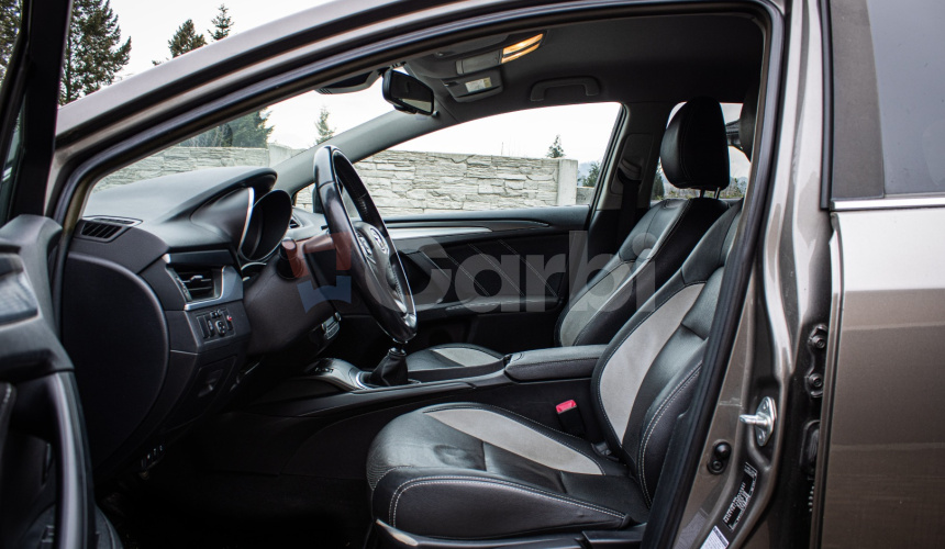 Toyota Avensis Combi 2.0 D-4D S&S Executive, Slovenské, pravidelný servis, kamera