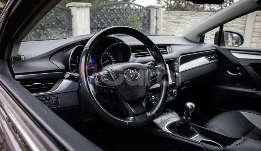 Toyota Avensis Combi 2.0 D-4D S&S Executive, Slovenské, pravidelný servis, kamera