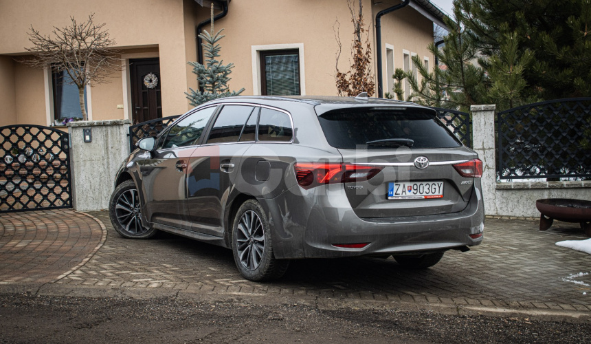Toyota Avensis Combi 2.0 D-4D S&S Executive, Slovenské, pravidelný servis, kamera
