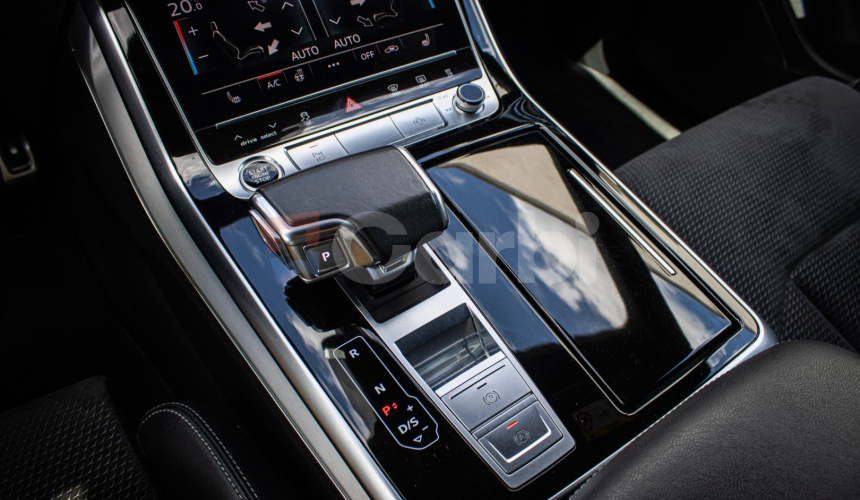 Audi Q8 50 TDI Sline, Pano, Webasto, Soft-close, R22, odpočet, posúvne zadné sedadlá
