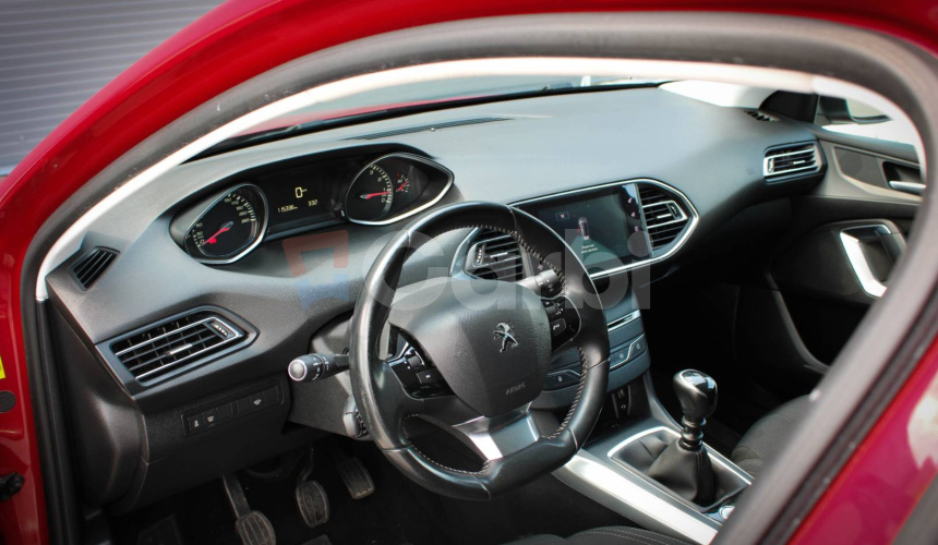 Peugeot 308 1,2i 81kW PureTech/Navi Vymenené rozvody / servisná knižka